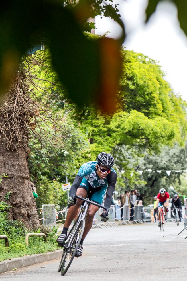 La petite course, critérium de vélo à pignon fixe, qui s'est tenu le 4 juin à l'ancien Hopital Saint Vincent de Paul à Paris.